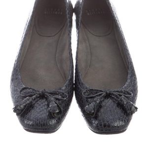 STUART WEITZNAM Tulip Snake Embossed Flat 8 Navy